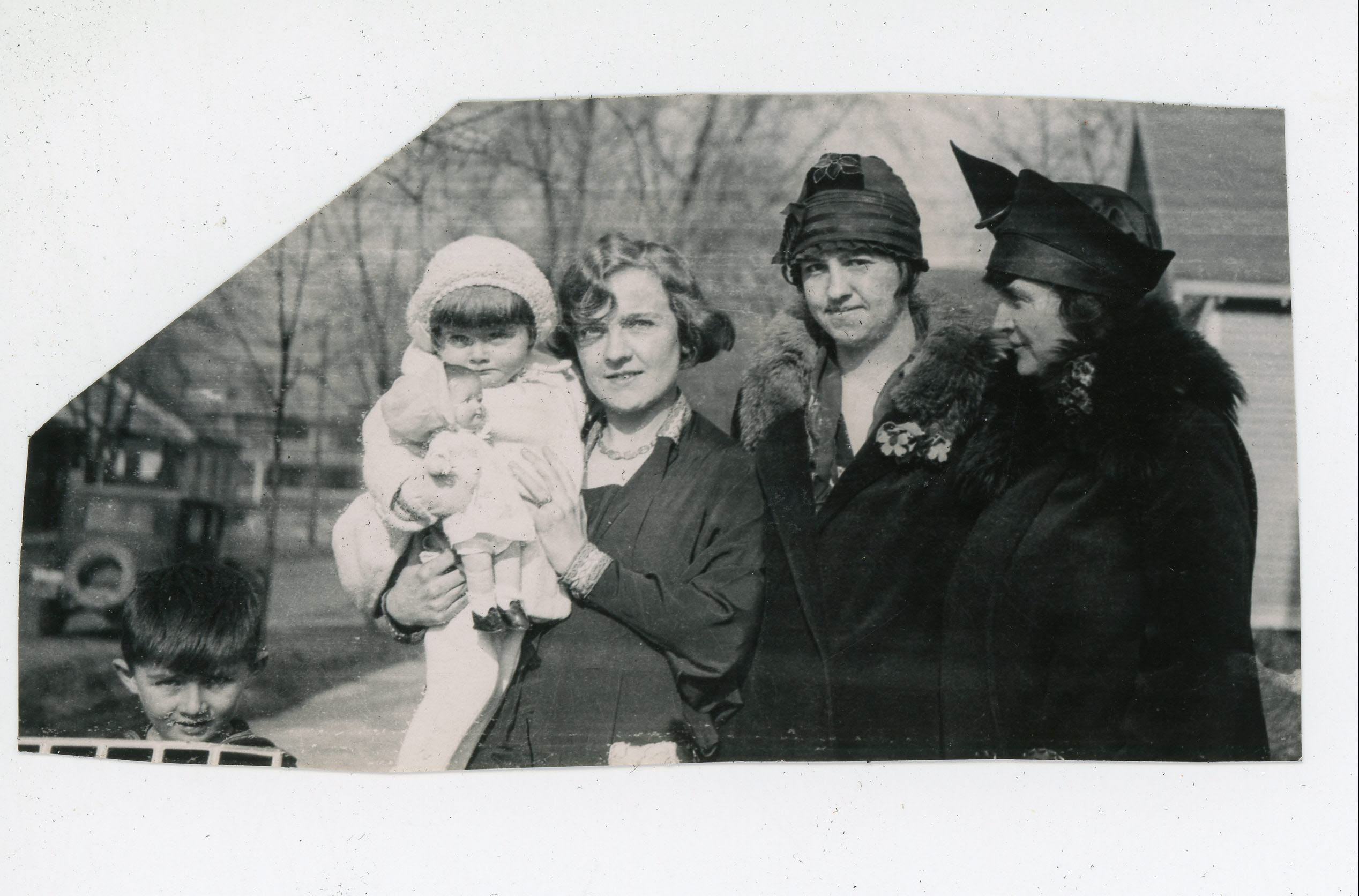 loose picture - Warren, Rosemary, Doris, Lela, Vonnie.