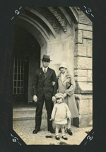 loose page (photo beneath) - Curt, Vonnie and Rosemary standing in doorway.