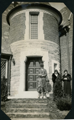 photo beneath - Curt, Vonnie, Lida Belle, Warren and Rosemary at doorway