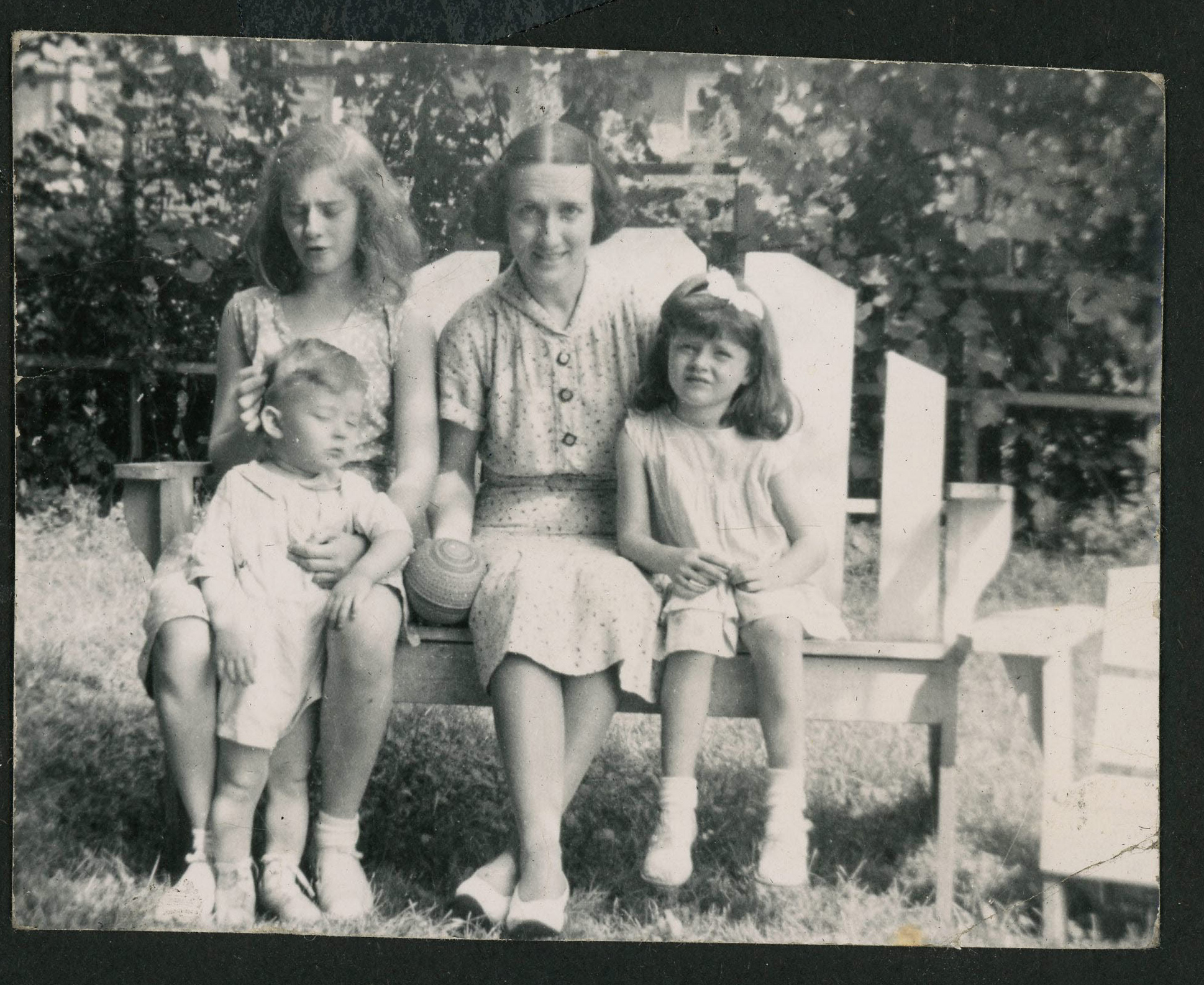 photo beneath - Rosemary, June Weir, David, Helen