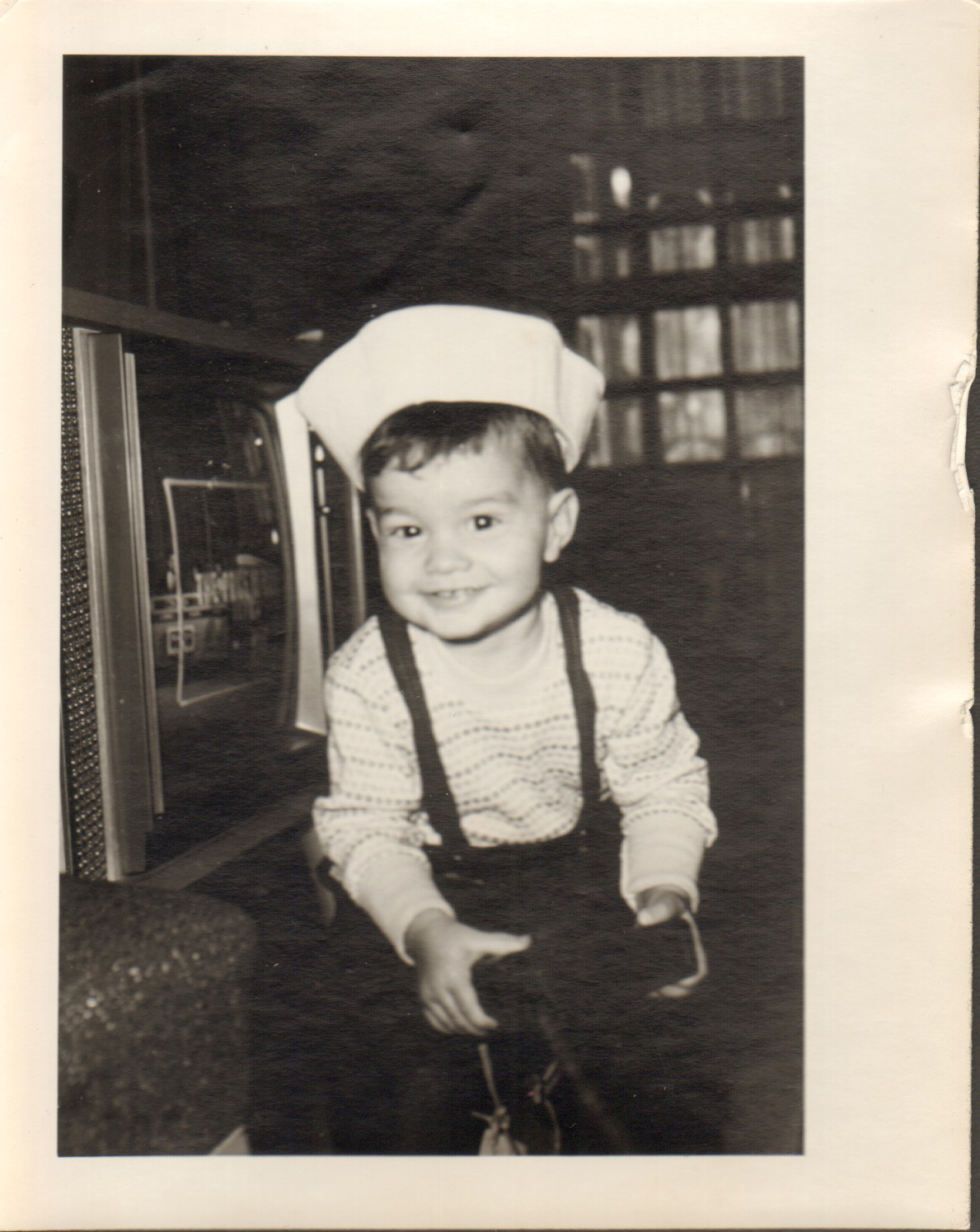 loose photo - Alan 6122 living room by TV (The Price is Right) - sailor cap