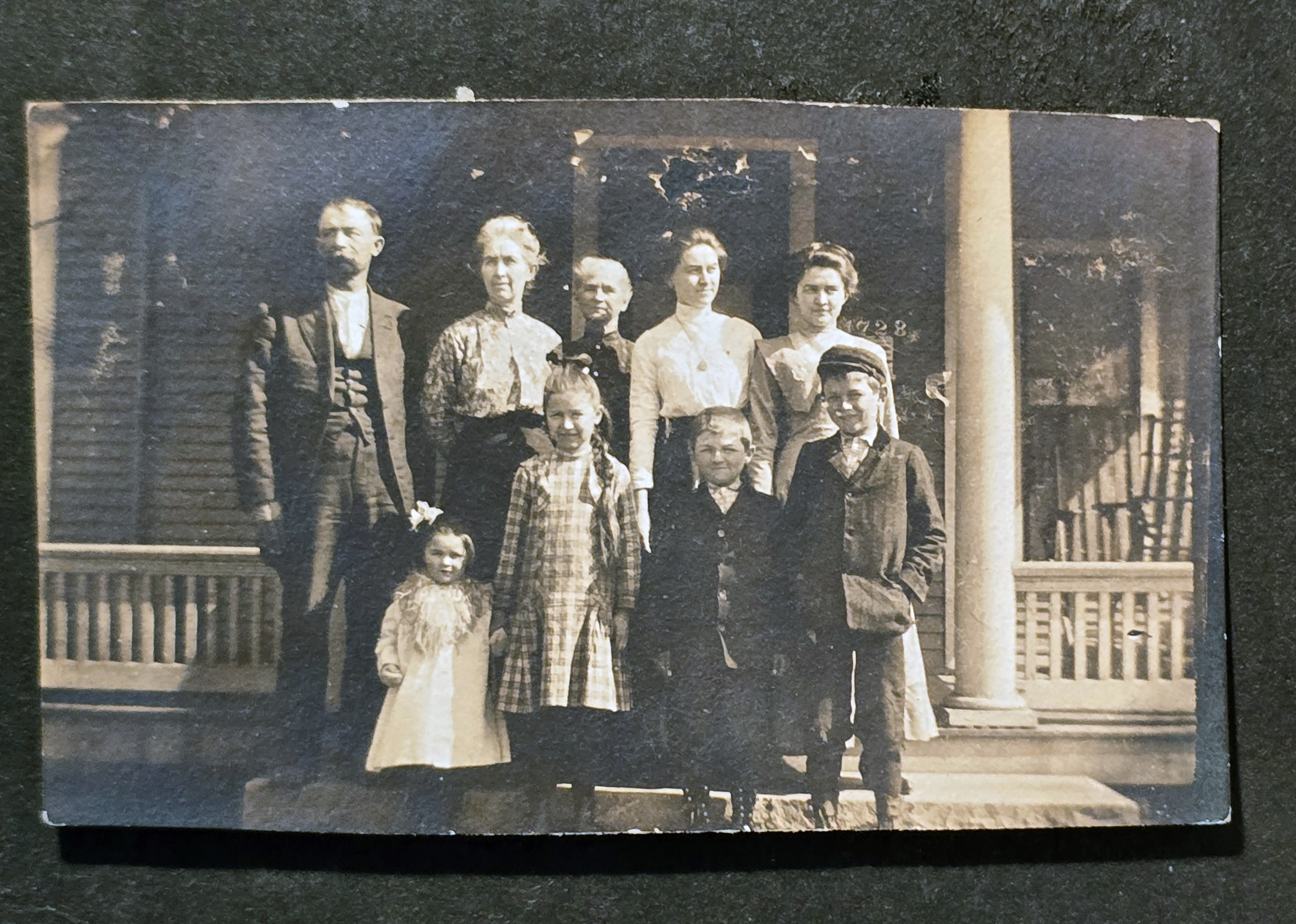 The Fred and Lida Belle Smith family and Lida Belle's mother in 1911: (back) Fred Smith, Lida Belle (Draper), Charlotte Jane (Hiestand), Lida May, Vonnie.  (Front) Dorothy, Florence, Arthur, Joe. 