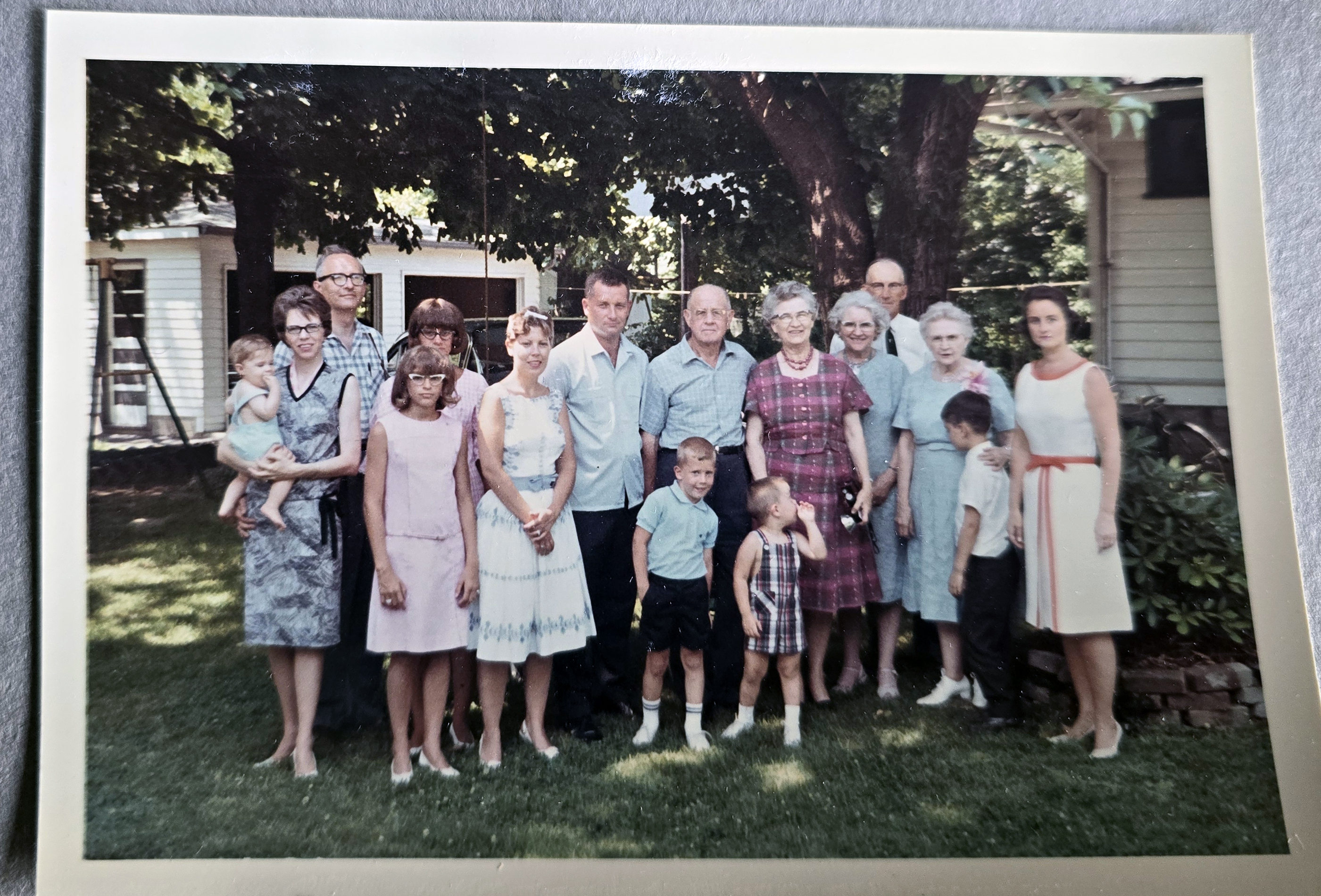 6122 yard - Joe, Sara, Warren, Susie Tuck, Susan, Betty, Dave, Ronnie, Curt, Kenny, Florence, Lida May, Claud, Vonnie, Alan, Rosemary.