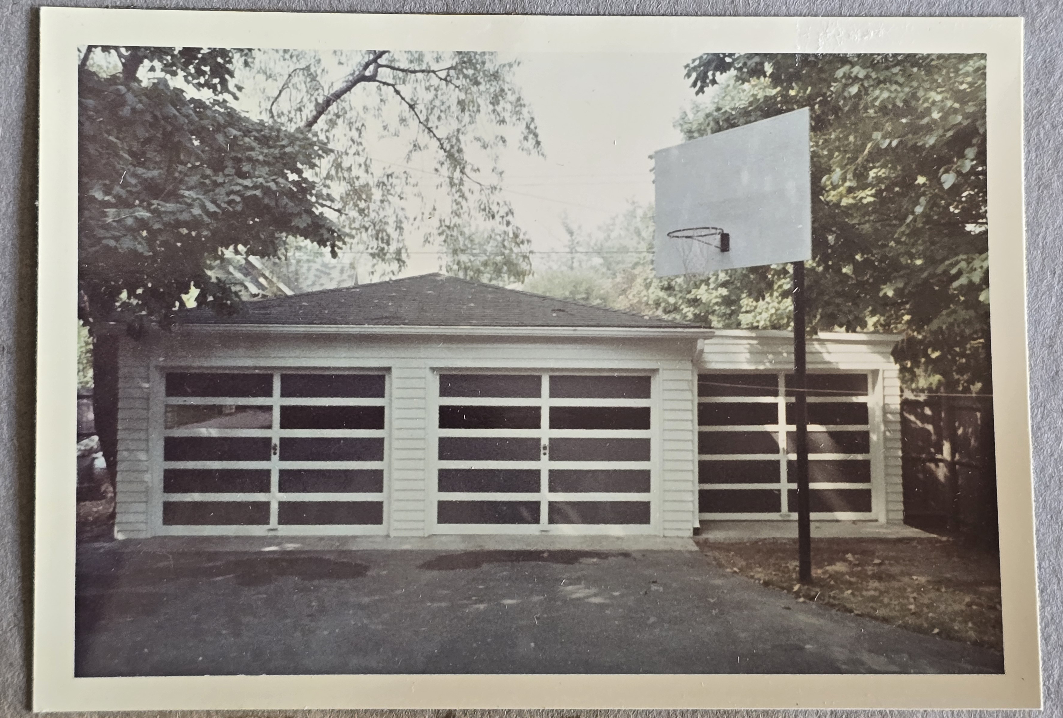 6122 Finished 3 garages. Basketball goal.